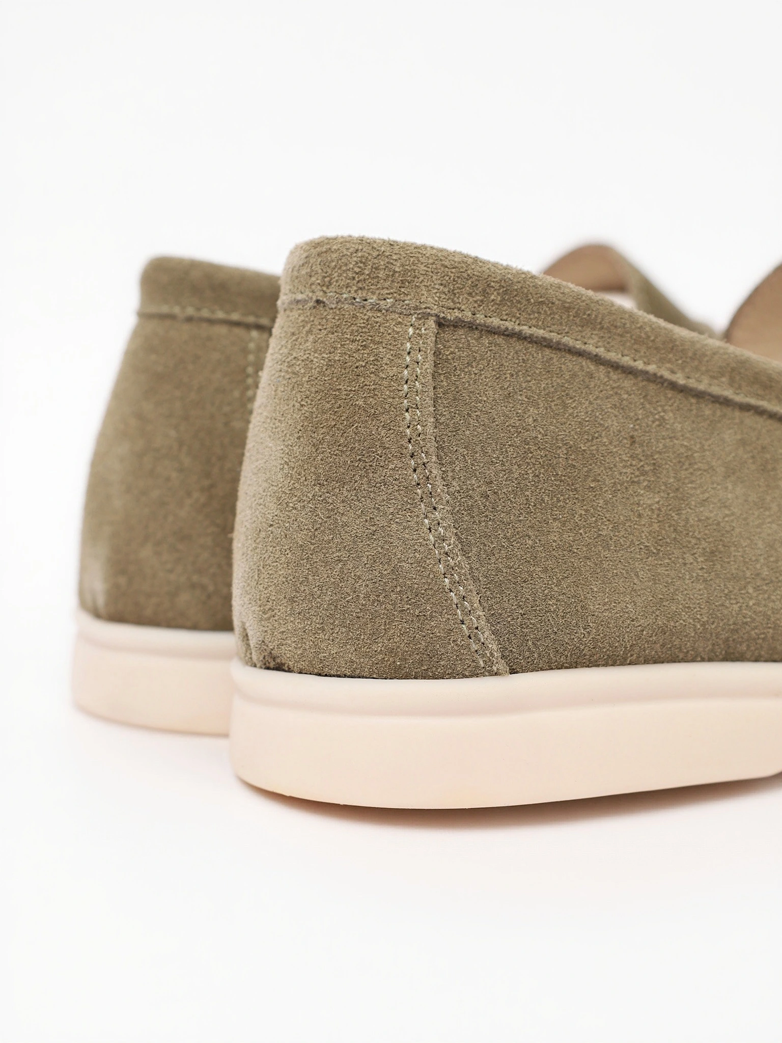 Туфли-лоферы оливкового цвета на низкой подошве